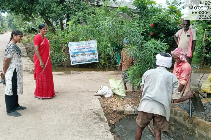 స్వచ్ఛత హీ సేవలో డ్రైనేజీ పూడిక తొలగింపు