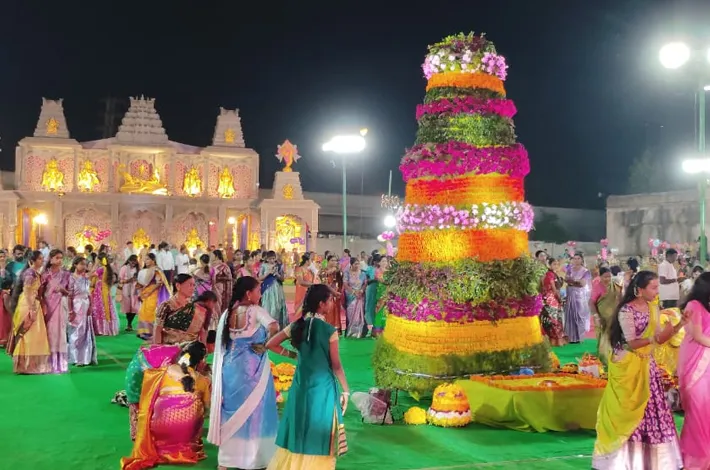 అత్యంత వైభవంగా సద్దుల బతుకమ్మ సంబురాలు