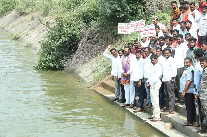 జిల్లాలో రైతుల పంటలు కాపాడేందుకు ఎస్సారెస్పీ నీటి విడుదల
