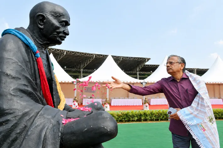 నేటి ప్రజాస్వామ్యానికి దిక్సూచి గాంధీ మార్గమే!