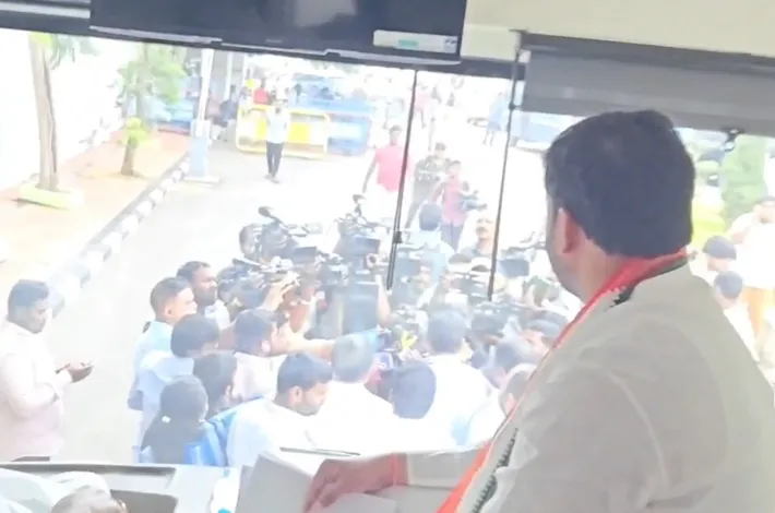 జన్వాడ ఫాంహౌస్‌ వద్ద హైటెన్షన్
