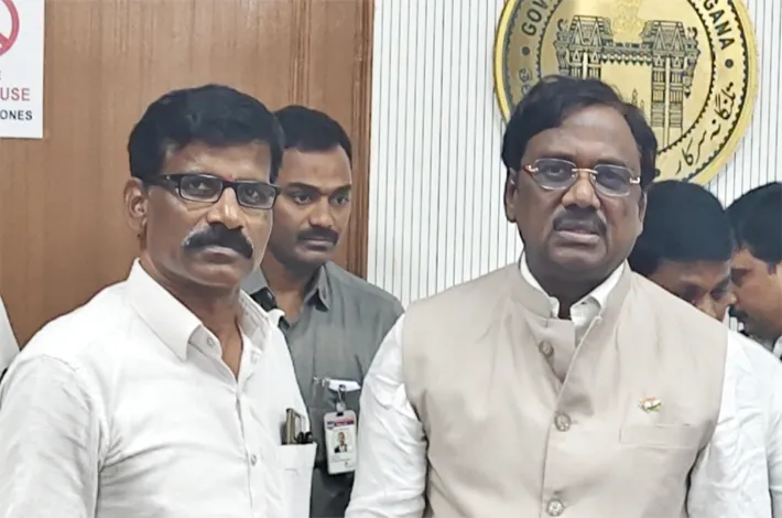 మంత్రి వివేక్ వెంకట్ స్వామిని కలిసిన ఎస్జిటియు ప్రతినిధులు