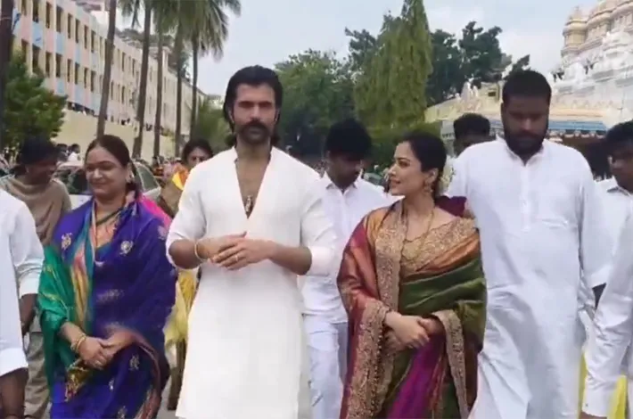 పుట్టపర్తికి స్టార్ కపుల్.. అభిమానుల క్యూ