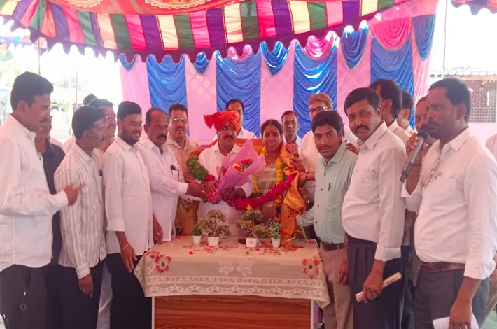ఎన్నికల అధికారికి ఘనంగా సన్మానం
