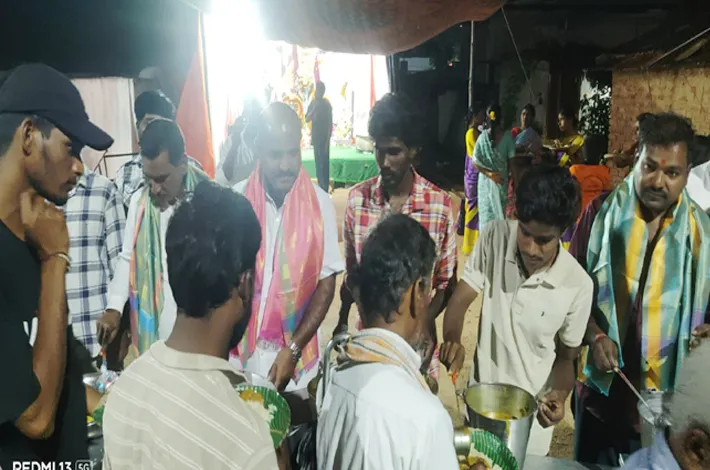 అన్న ప్రసాద్ కార్యక్రమంలో పాల్గొన్న మున్సిపల్ కౌన్సిలర్ 
