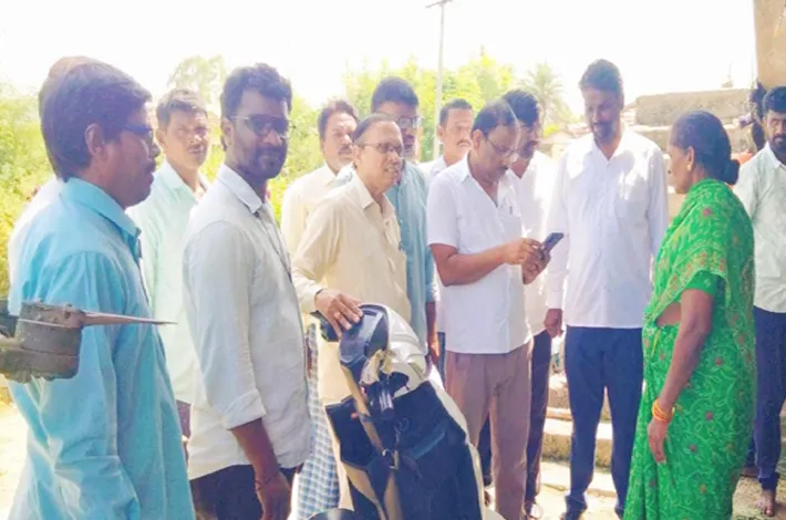 కల్లేపల్లిలో పెన్షన్ లబ్ధిదారుల పరిశీలన