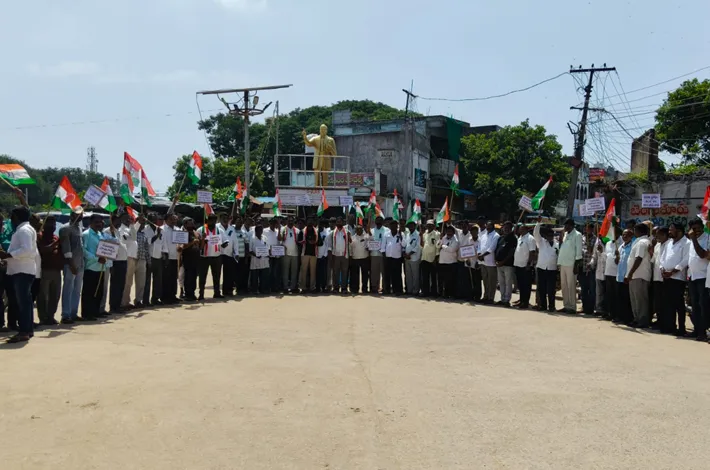 నల్ల బ్యాడ్జీలతో కాంగ్రెస్ నిరసన 