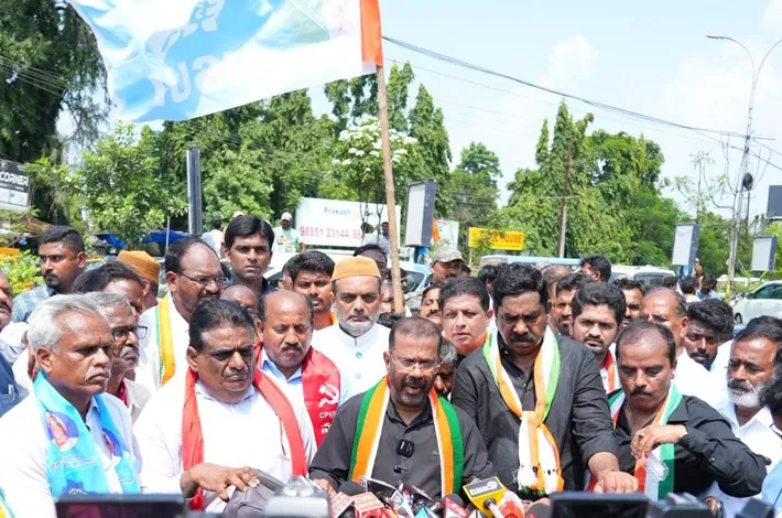 ప్రజాస్వామ్య పరిరక్షణ కోసం ఐక్యంగా పోరాడాలి
