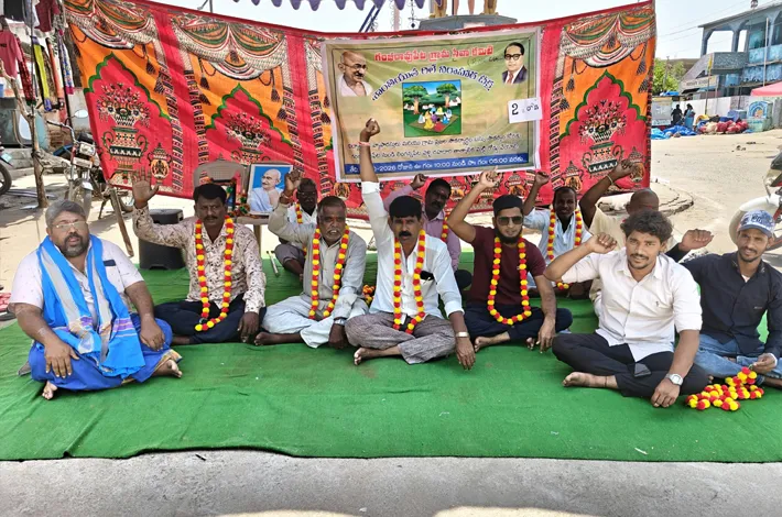 తాత్కాలిక మట్టి రోడ్డు ఏర్పాటు చేయాలి