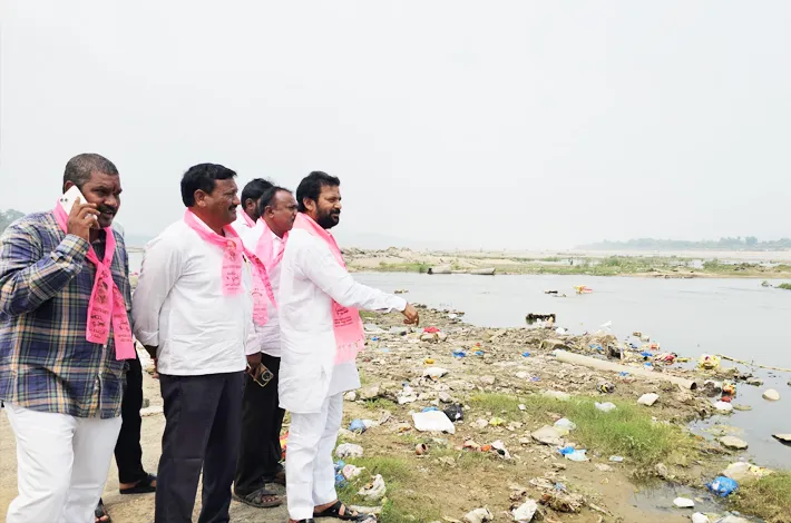 నిమజ్జనానికి నీళ్లు లేక భక్తుల అవస్థలు
