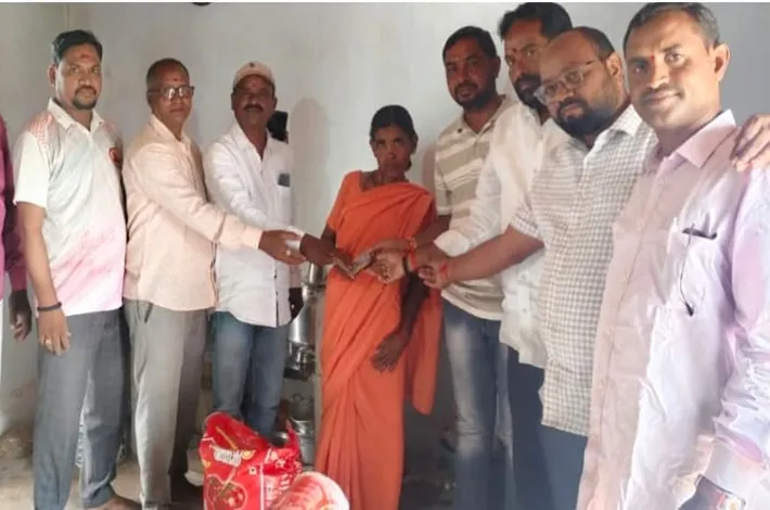 నిరుపేద కుటుంబానికి పద్మశాలి సేవ సంస్థన్ ఆర్థిక చేయూత
