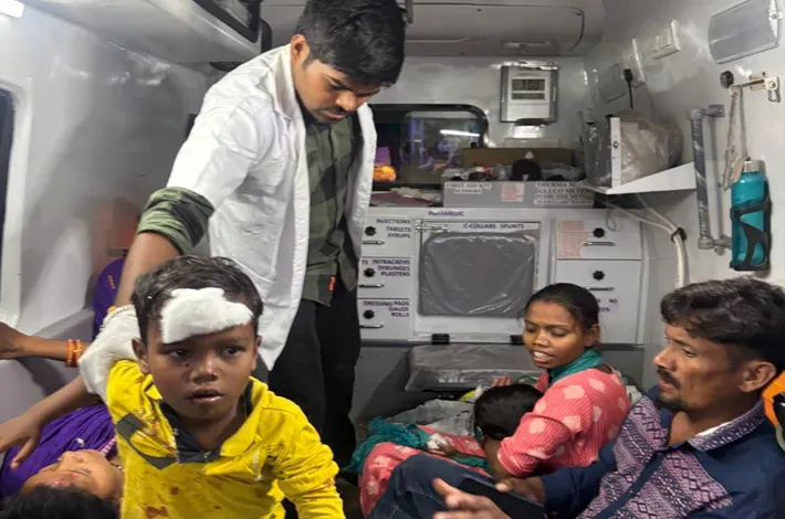 కొమురవెల్లి స్టేజి వద్ద బస్సు ప్రమాదం