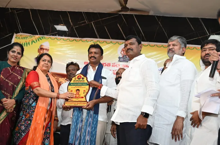 మంథని మున్సిపల్ చైర్మన్ శ్రీనివాస్‌కు సన్మానం