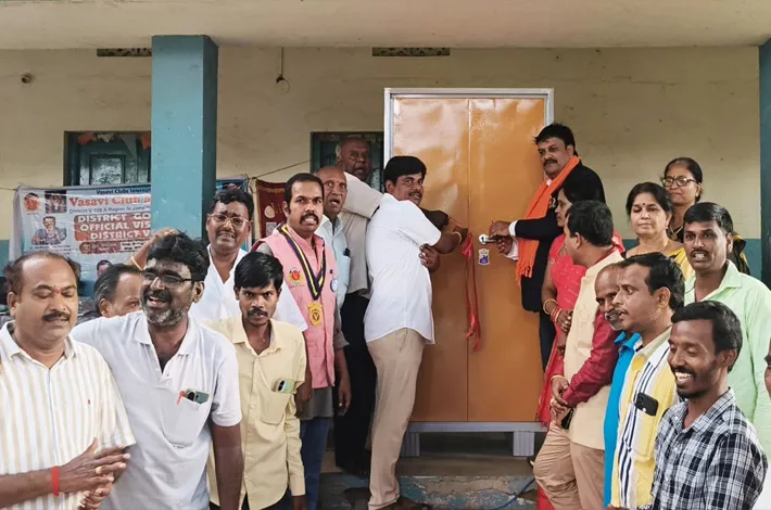 ప్రాథమిక పాఠశాలకు బీరువా బహుకరణ, విద్యార్థులకు పెన్ను పెన్సిల్ బుక్కులు పంపిణీ