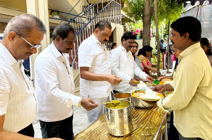అన్నప్రసాద వితరణలో పాల్గొన్న సునీల్ రావు