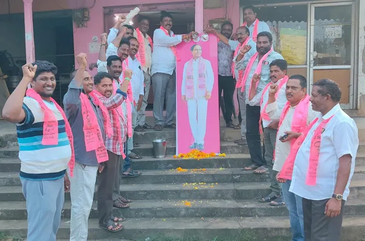 కేసీఆర్‌ చిత్ర పటానికి పాలాభిషేకం
