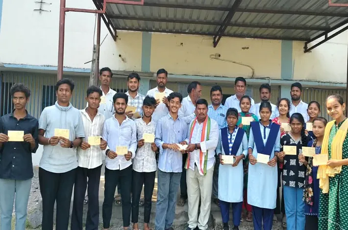 విద్యార్థులతో రైల్వే లైన్ కోసం లేఖ