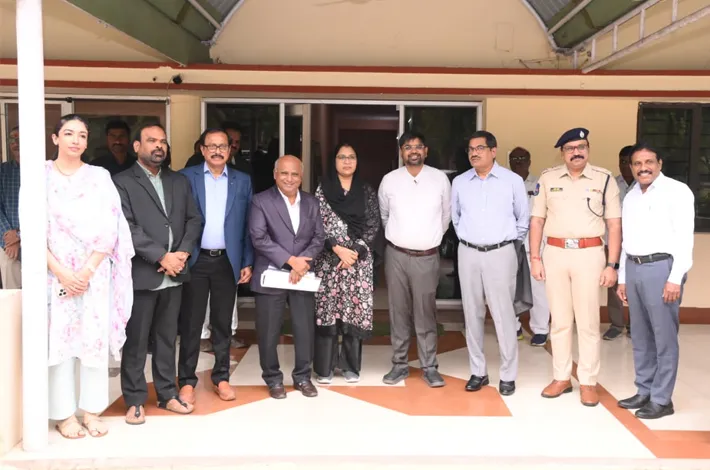 రాష్ట్ర సమాచార కమిషనర్ ను మర్యాదపూర్వకంగా కలిసిన కలెక్టర్
