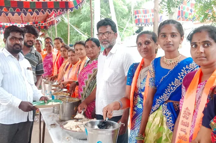 శ్రీరంగాపురంలో అన్నదానం 