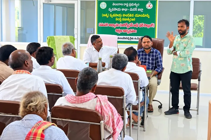రైతులు ఆరుతడి పంటల సాగుకు మొగ్గు చూపాలి 
