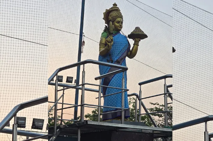 తెలంగాణ తల్లి విగ్రహానికి ఇందిరమ్మ చీర!