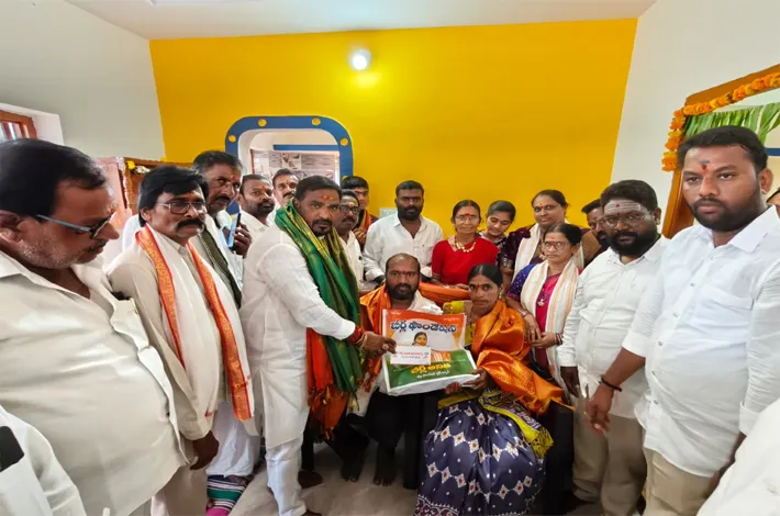 ఇందిరమ్మ ఇల్లు గృహప్రవేశం పాల్గొన్న ప్రభుత్వ విప్