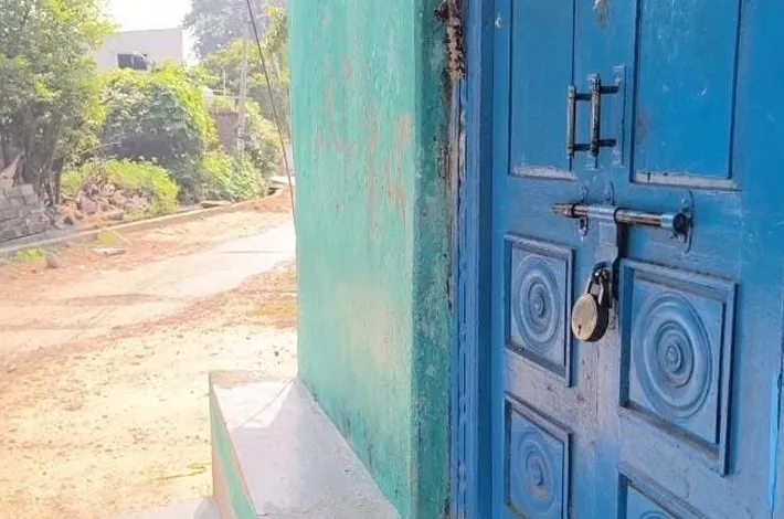కీడు సోకిందంటూ ఇండ్లకు తాళాలు వేసి తోటలోకి వెళ్లారు...