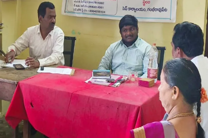 విద్యుత్ సమస్యల పరిష్కారానికి సర్పంచ్ చొరవ