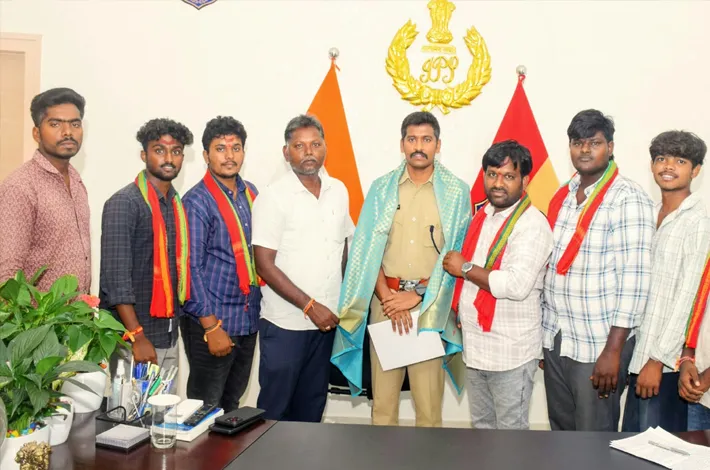 దుర్గామాత మహా అన్నదానానికి ఎస్పీకి ఆహ్వానం