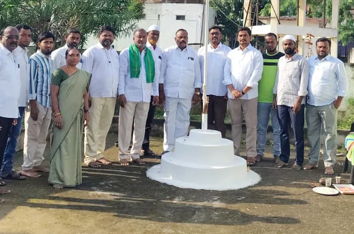 తెలంగాణ విలీన దినోత్సవం.. జాతీయ జెండాను ఎగురవేసిన ఏఎంసి చైర్మన్