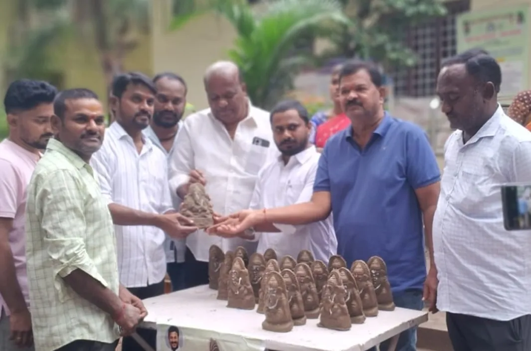 మట్టి వినాయక ప్రతిమలు పంపిణీ