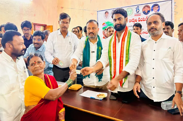 స్మార్ట్ రేషన్ కార్డులను పంపిణీ