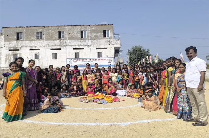 పాఠశాలల్లో వెల్లివిరిసిన బతుకమ్మ సంబరాలు