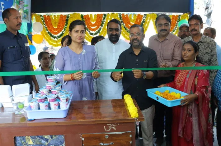పాల ఉత్పత్తుల కేంద్రాలను ప్రారంభించిన ఎమ్మెల్యే నాయిని