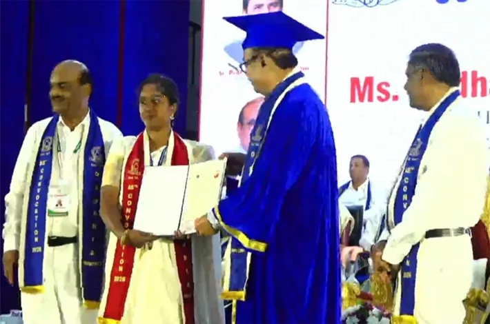 గవర్నర్  చేతుల మీదుగా డాక్ట‌రేట్ ఆందుకున్న‌ పాల‌కుర్తి రాధా