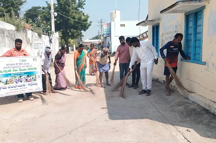 చీపురు పట్టిన సర్పంచ్
