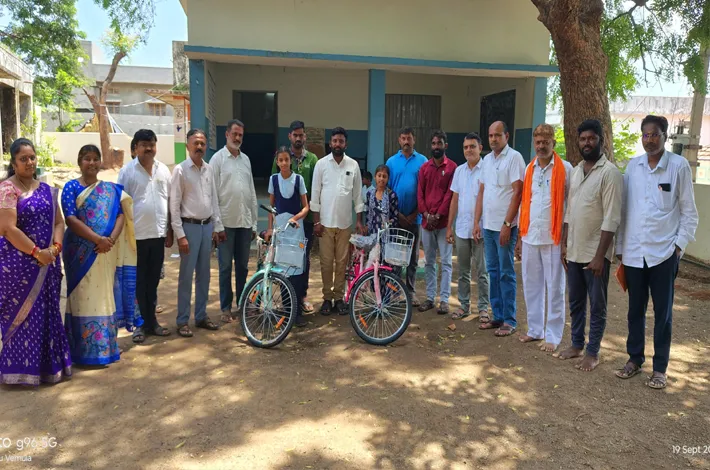 విద్యార్థినులకు సైకిల్ పంపిణీ