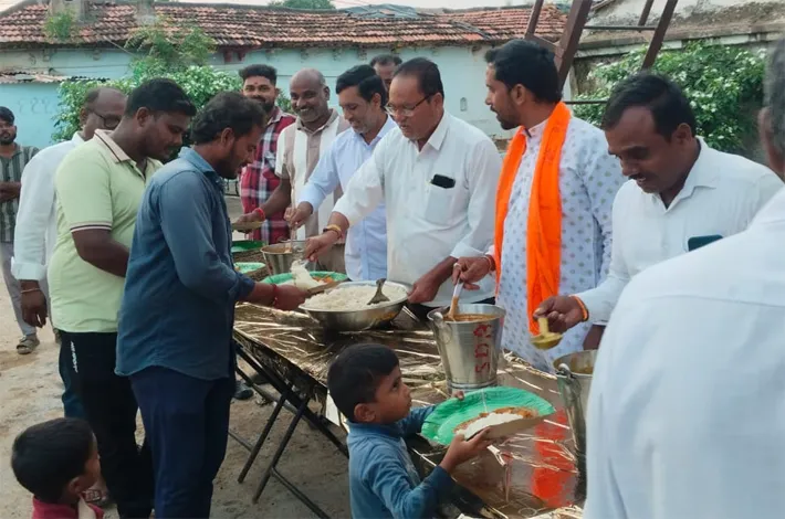 యువ గణేష్ మండలి ఆధ్వర్యంలో ఘనంగా అన్నదానం