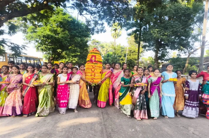 వేదవ్యాస పాఠశాలలో ముందస్తు బతుకమ్మ సంబరాలు