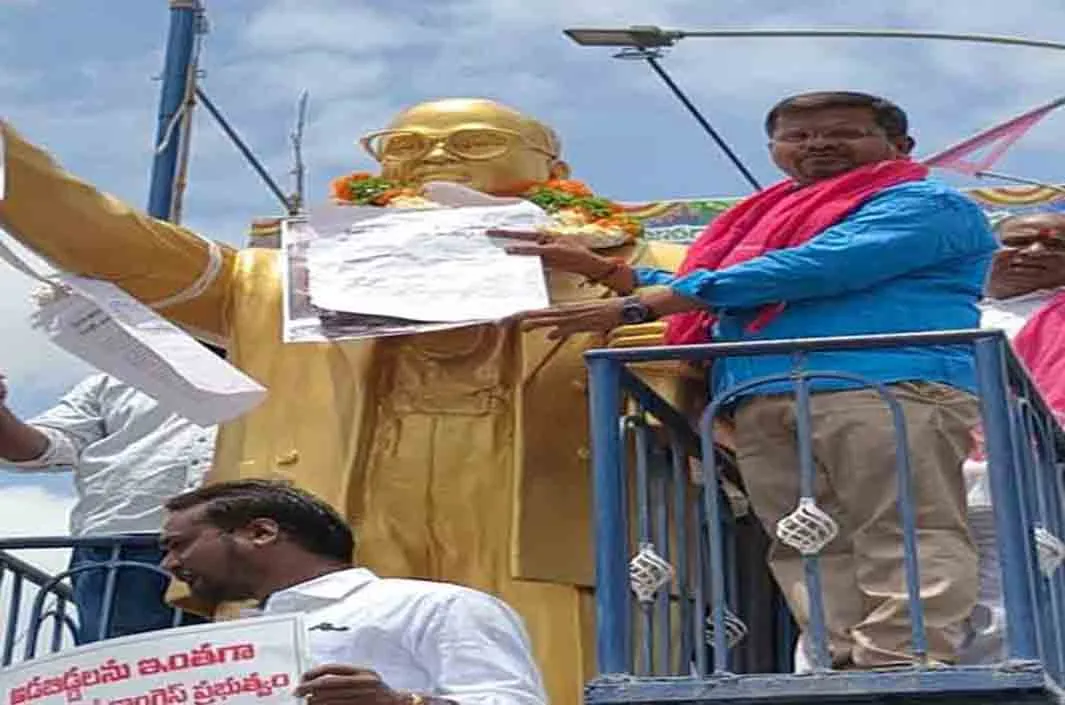 అంబేద్కర్ విగ్రహానికి బీఆర్ఎస్ నాయకుల వినతిపత్రం