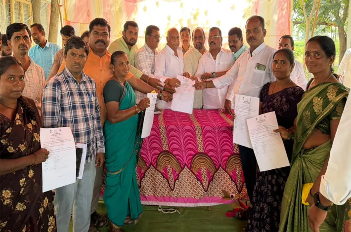ఇండ్ల మంజూరు పత్రాలు పంపిణీ చేసిన ఎమ్మెల్యే