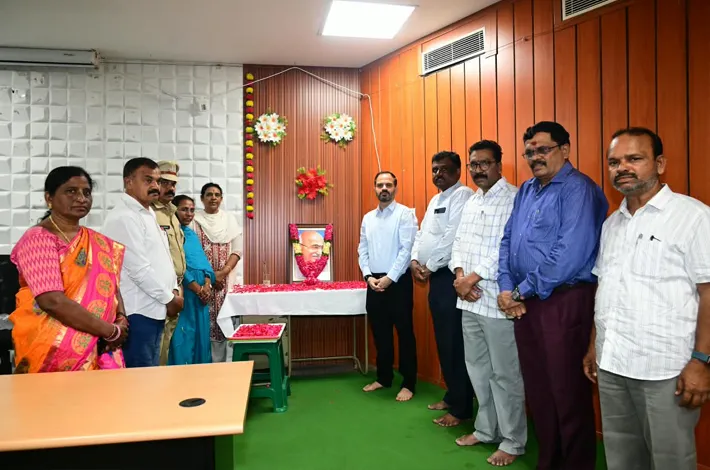 గాంధీ ఆశయాలను ఆచరించడమే నిజమైన నివాళి