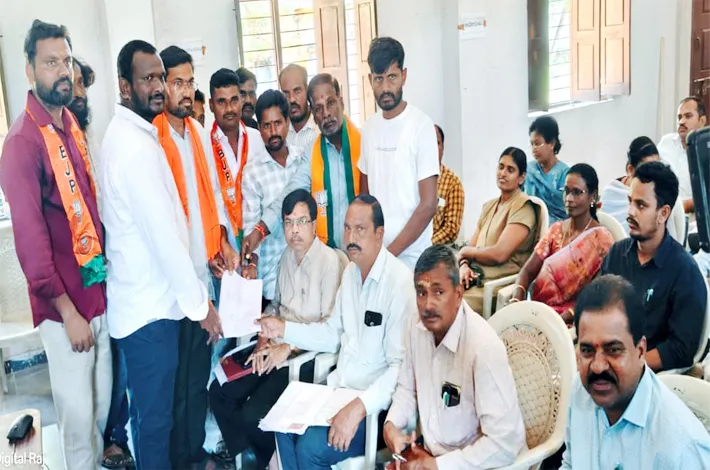 ప్రభుత్వ కార్యాలయాలలో ప్రధాని మోడీ చిత్రపటాని ఏర్పాటు చేయాలి