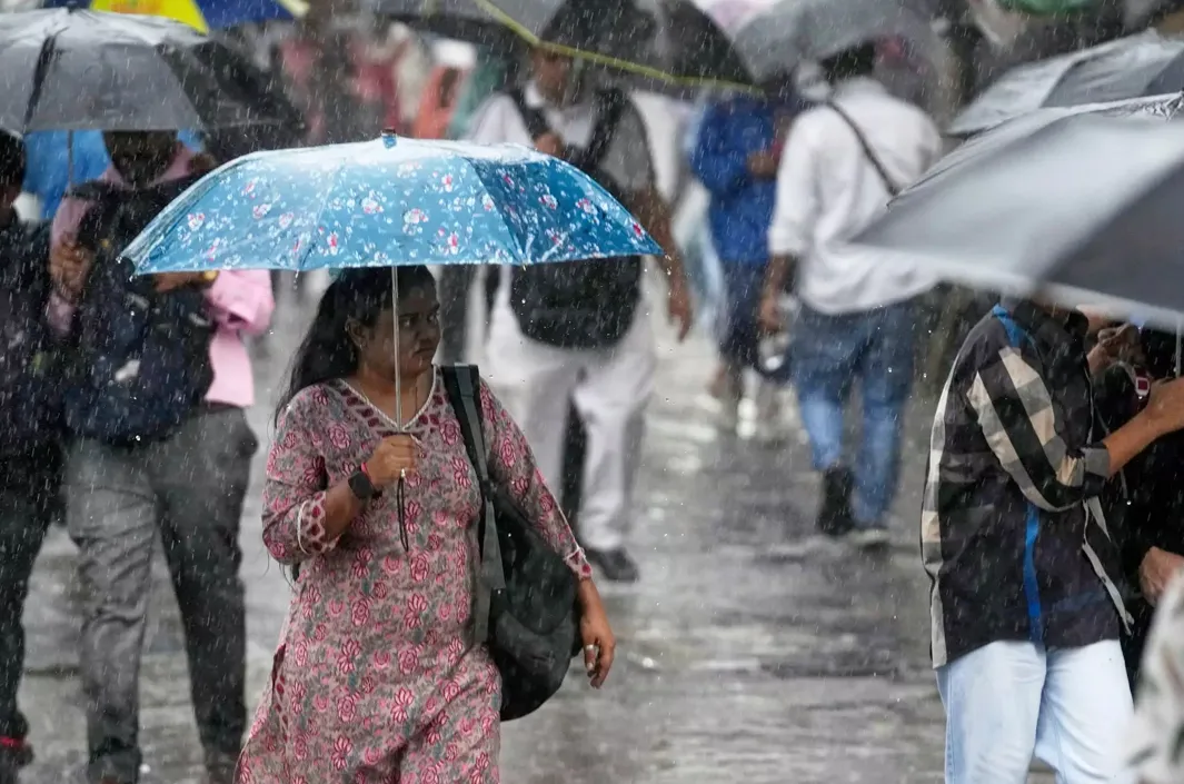 విచిత్ర వాతావరణం! వానలు వస్తున్నాయ్.. బయటకు వెళ్లేవారు జాగ్రత్త