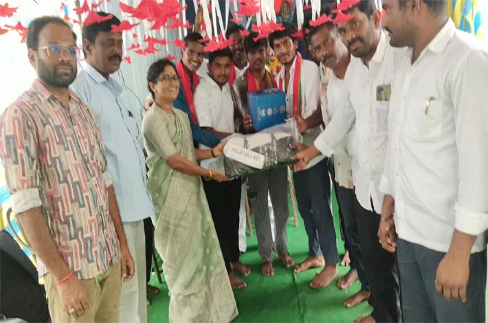 అరిటాకులో అన్నదానం అభినందనీయం