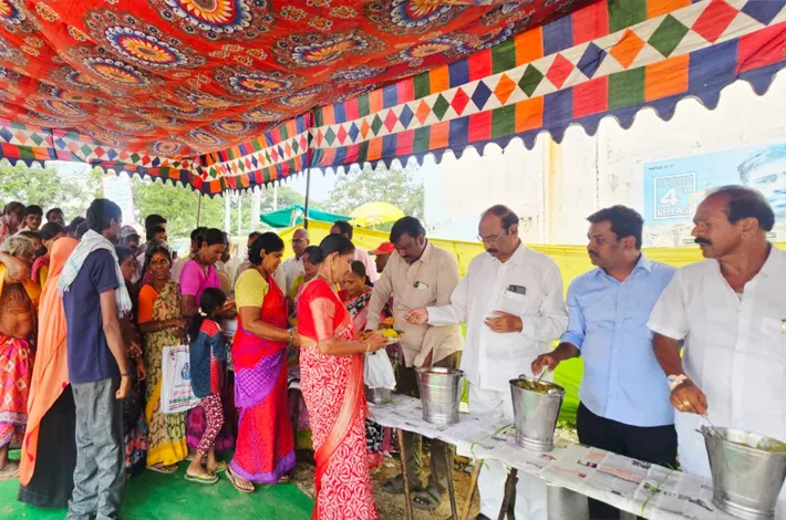 రాయపూడి మిత్రమండలి ఆధ్వర్యంలో అన్నదానం 