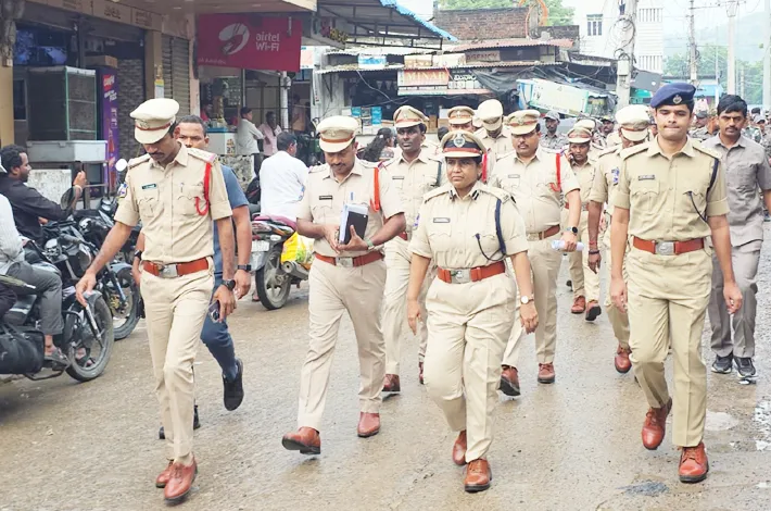బైంసాలో పోలీసుల కవాతు