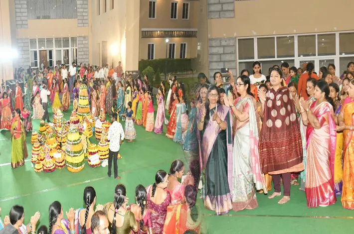 బతుకమ్మ ఆడిన కలెక్టర్ చిత్రా మిశ్రా