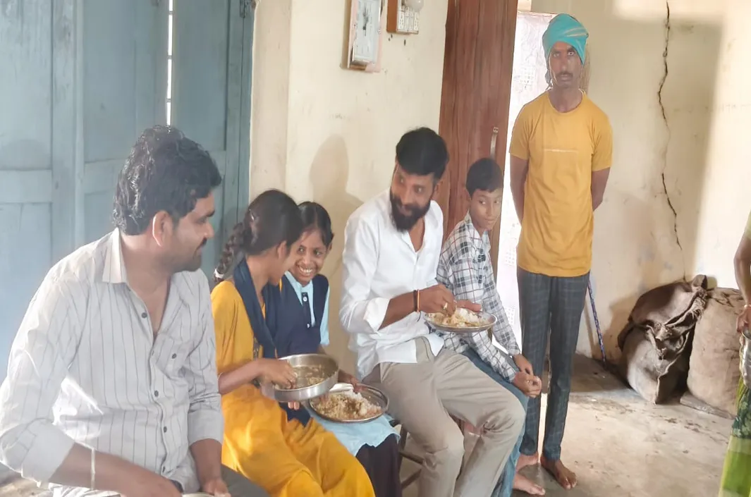 మధ్యాహ్న భోజనాన్ని తనిఖీ చేసిన బీర్కూర్ సర్పంచ్ అరిగే ధర్మ తేజ