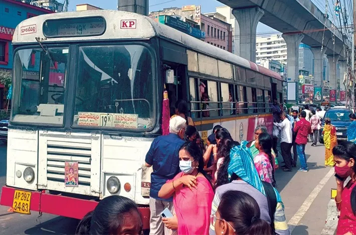 ప్రయాణికుల వెయిటింగ్‌.. వాహనదారుల రేసింగ్‌!